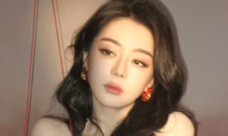 Mỹ nhân đè bẹp Địch Lệ Nhiệt Ba