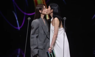 Nụ hôn gây sốc ở lễ trao giải Kim Chung