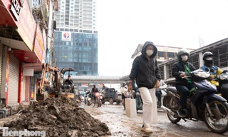 Cận cảnh đường Nguyễn Tuân lầy lội như ruộng cày trước Tết Bính Ngọ