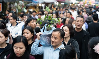 Người dân ùn ùn đổ về Chợ Viềng mua bán cầu may