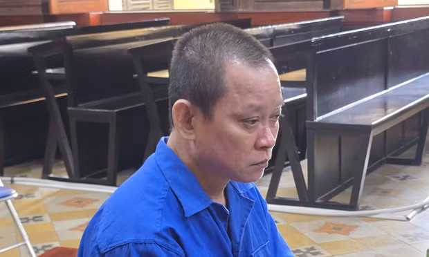 Hà Vĩ Hùng tại phiên tòa.