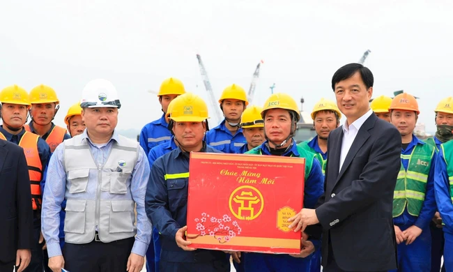 Bí thư Hà Nội chúc Tết cán bộ, kỹ sư, công nhân trên công trường xây dựng cầu Hồng Hà