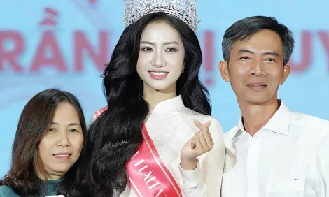 Hoa hậu Hà Trúc Linh gặp lại bố mẹ