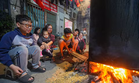 Người Hà Nội xuyên đêm canh bánh chưng đón Tết