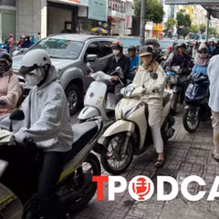 Đi xe máy trên vỉa hè bị xử phạt thế nào?