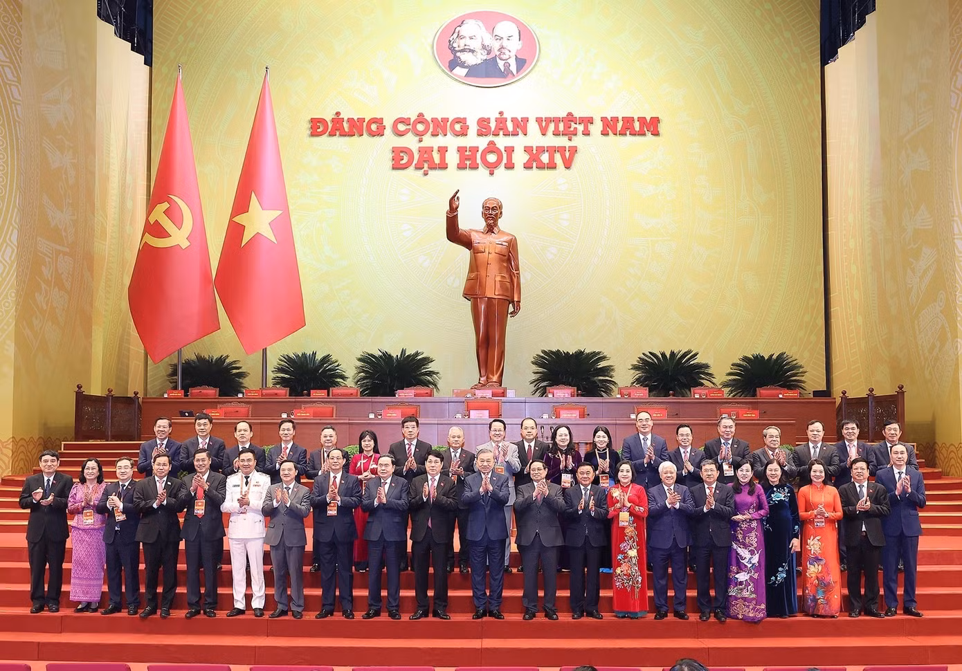 Lãnh đạo Đảng, Nhà nước chụp ảnh lưu niệm với Đoàn đại biểu Đảng bộ Quốc hội dự Đại hội XIV của Đảng