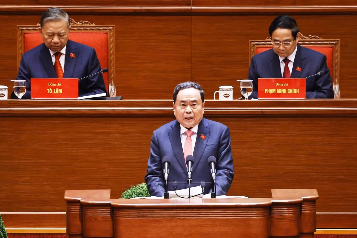 Đồng chí Trần Thanh Mẫn thay mặt Đoàn Chủ tịch báo cáo kết quả bầu Bộ Chính trị, Tổng Bí thư, Ban Bí thư, Ủy ban Kiểm tra Trung ương, Chủ nhiệm Ủy ban Kiểm tra Trung ương khóa XIV
