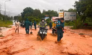 Mưa kỷ lục 64 năm tại nơi khô hạn nhất cả nước