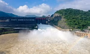 Lũ lên trên sông Đà, thuỷ điện Hòa Bình mở cửa xả đáy