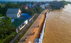 Lũ trên sông Cầu vẫn đặc biệt lớn, ngập lụt còn kéo dài