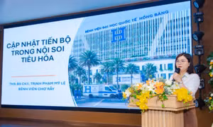 ThS.BSCKII Trịnh Phạm Mỹ Lệ, Phó trưởng khoa Nội soi, Bệnh viện Chợ Rẫy, trình bày những tiến bộ về AI và công nghệ tăng cường hình ảnh trong nội soi tiêu hóa.