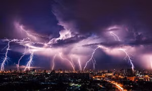 Hà Nội, Ninh Bình, Hưng Yên hứng chịu hàng trăm cú sét đánh