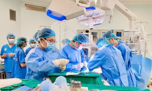 Ghép gan không cùng nhóm máu thành công cho bệnh nhân 17 tuổi