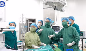 Đau bụng tưởng đơn giản, bé gái 10 tuổi suýt mất buồng trứng