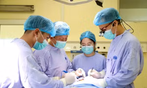 Cắt nửa lưỡi cứu bệnh nhân ung thư bằng kĩ thuật vi phẫu hiện đại