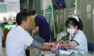 Bộ Y tế vào cuộc vụ khám sức khỏe xin việc trong 20 phút, giấy có 9 chữ ký
