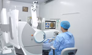 Bệnh viện Mắt Trung ương đưa công nghệ cao vào điều trị các tật khúc xạ 