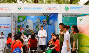Khám sức khoẻ cho người dân.