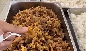 Hà Nội: Hiệu trưởng trường học nói gì khi phụ huynh tố bữa ăn toàn ‘tóp mỡ’