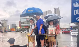 Hà Nội: Mưa ngập kẹt đường, nhiều trường lo bữa tối, cho học sinh ngủ lại qua đêm