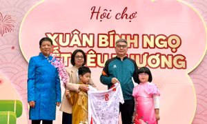 Trường tổ chức hội chợ xuân, áo cầu thủ U23 được bán với giá 46 triệu đồng