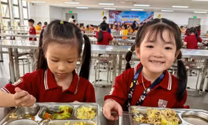 Cận cảnh suất ăn bán trú nấu tại bếp ăn trường học