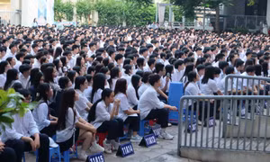 Ban phụ huynh một lớp chi gần 43 triệu đồng mua ti vi, bảng trượt, xử lý thế nào?