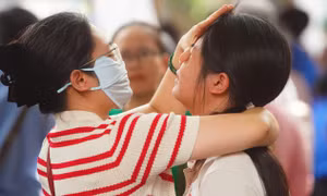 Thí sinh ‘bật khóc’ vì đề Toán lớp 10 Hà Nội khó hơn năm ngoái