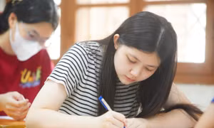 Phổ điểm môn tiếng Anh Tốt nghiệp THPT, điểm 10 tăng vọt
