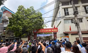 Thi Ngoại Ngữ lớp 10 ở Hà Nội: Thêm thí sinh vi phạm mang điện thoại, hơn 400 em vắng mặt