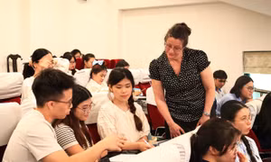 Học sinh Việt Nam giỏi ngữ pháp, yếu giao tiếp tiếng Anh: Vì sao?