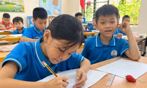 Miễn học phí nhưng trường ‘đẻ’ nhiều khoản thu tiền triệu mỗi tháng