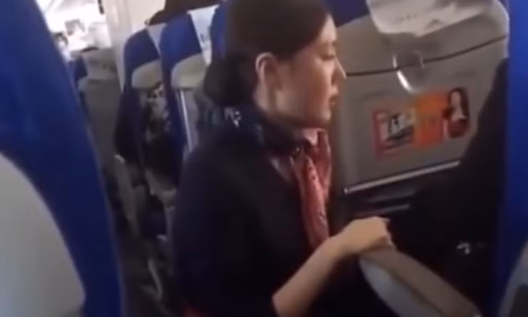 TIN NHANH: Hành khách bị cấm bay vĩnh viễn sau khi bắt tiếp viên quỳ xin lỗi