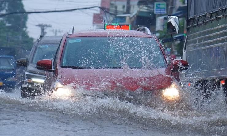 Sai lầm 'chết người' khi cố lái ôtô qua vùng ngập nước
