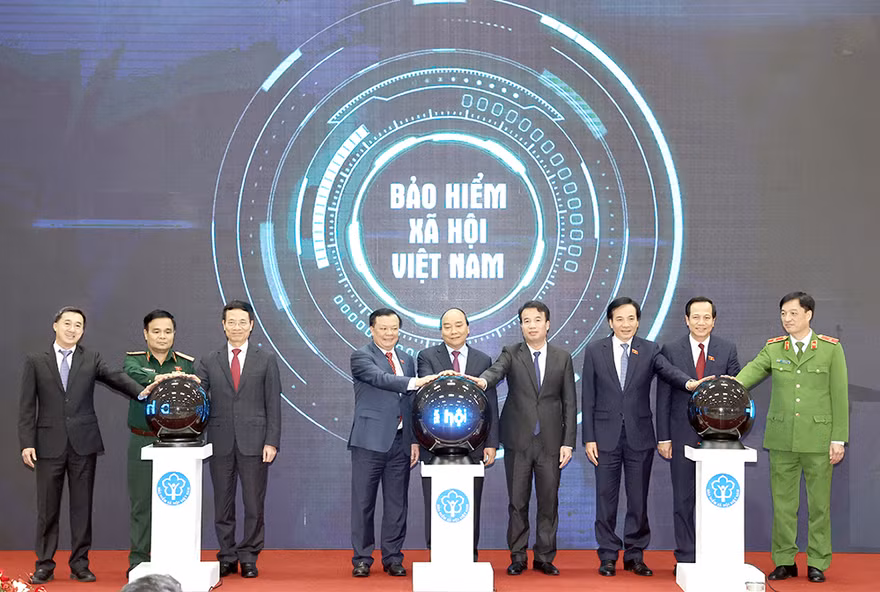Thủ tướng Nguyễn Xuân Phúc cùng lãnh đạo một số bộ ngành đã chính thức khai trương Ứng dụng VssID - Bảo hiểm xã hội số trên nền tảng thiết bị di động.