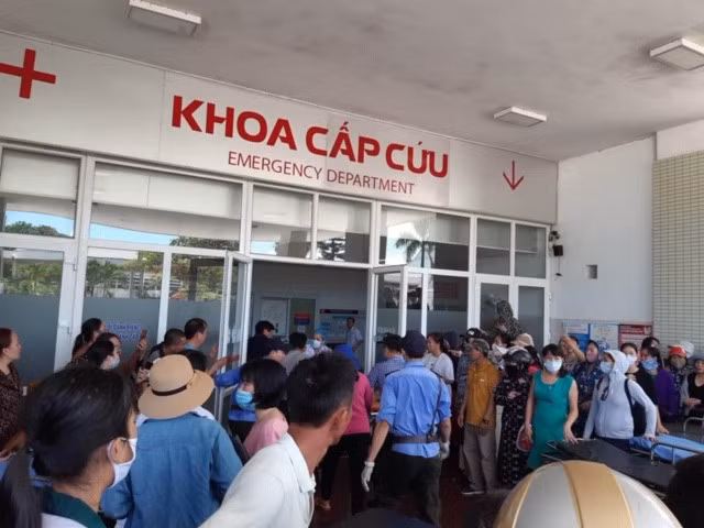 Khẩn trương cứu chữa các nạn nhân bị TNGT tại Quảng Bình. Ảnh: Hoàng Nam