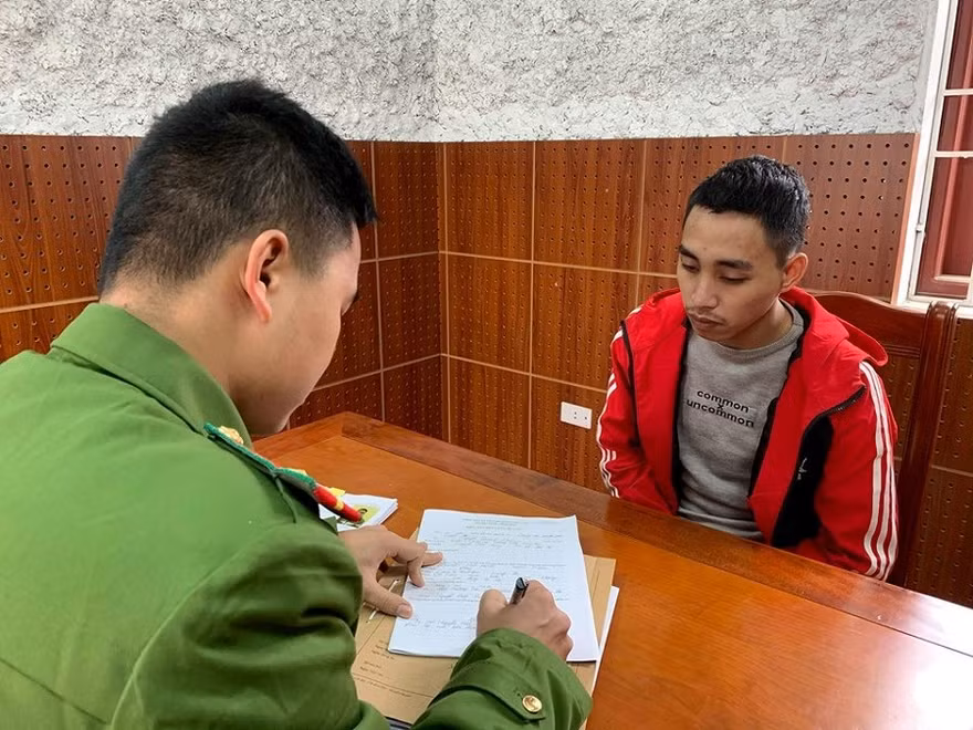Đối tượng Hùng (bìa phải) tại cơ quan công an .Ảnh: Huyền Mỹ