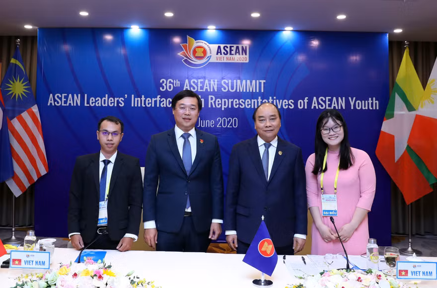 Thủ tướng Nguyễn Xuân Phúc; Bí thư thứ nhất T.Ư Đoàn Lê Quốc Phong cùng 2 đại biểu thanh niên Việt Nam tham gia Lễ tiếp kiến Lãnh đạo cấp cao ASEAN. 