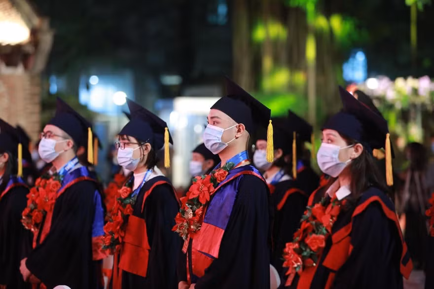 Các thủ khoa xuất sắc tốt nghiệp các trường đại học, cao đẳng được Thành phố Hà Nội tuyên dương năm 2021. Ảnh: Bảo Anh