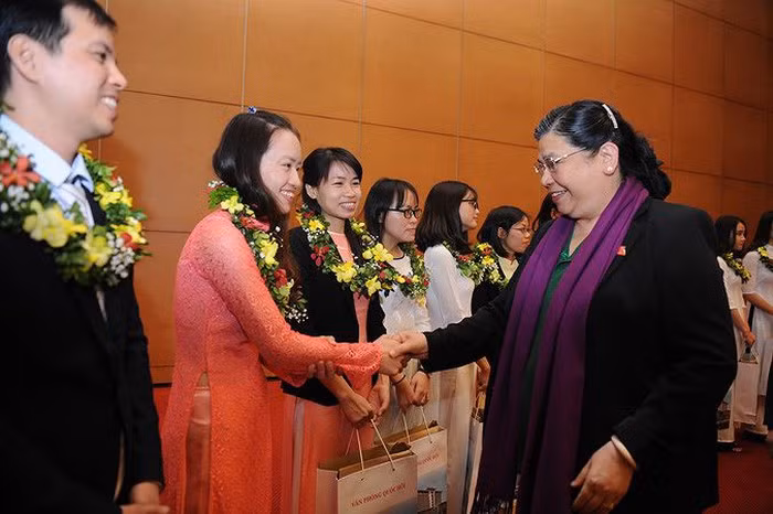 Phó Chủ tịch thường trực Quốc hội Tòng Thị Phóng tặng quà cho các tài năng trẻ đạt giải Quả Cầu Vàng năm 2017.