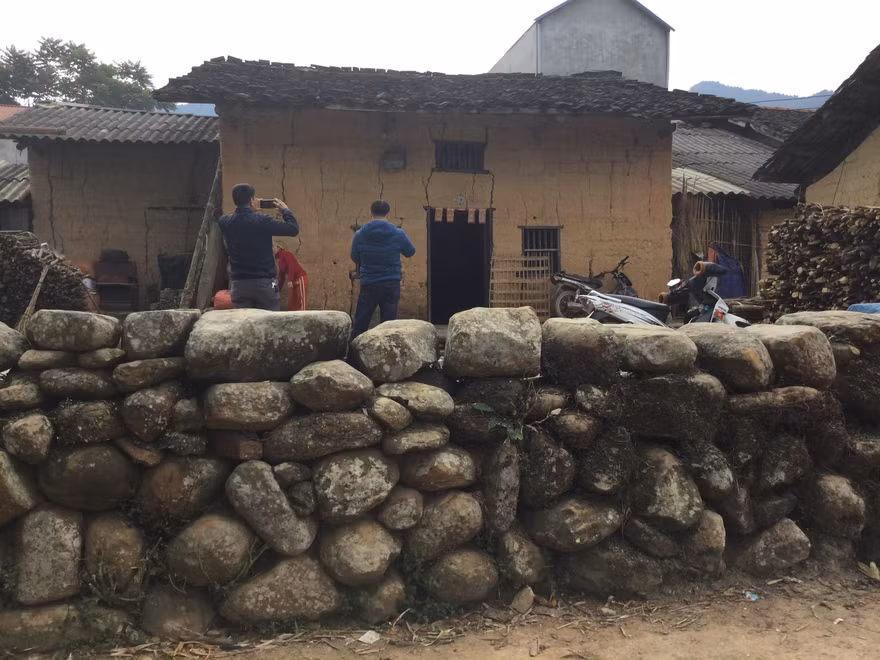 Ngoài tiện ích cho sinh hoạt, cuộc sống, nhà trình tường ở Lạng Sơn có có ý nghĩa "phòng thủ" chống thú dữ, kẻ thù nên được lưu giữ, thu hút sự quan tâm, ngưỡng mộ của du khách -Ảnh: Duy Chiến 
