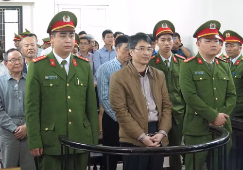 Cảnh báo nguy cơ rửa tiền qua ngân hàng, bất động sản 
