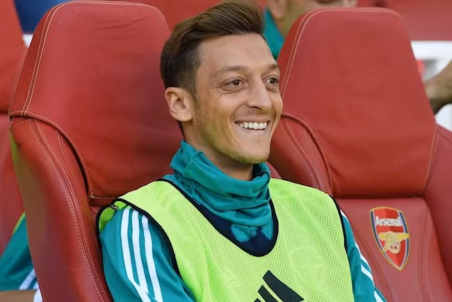 Mesut Ozil không có đóng góp gì đáng kể cho Arsenal suốt nhiều tháng qua.