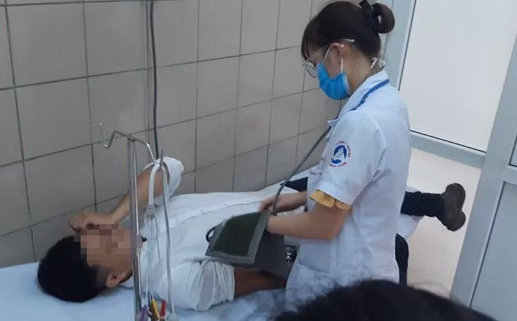 Một người dân tiếp xúc lâu trong khu vực đám cháy tại Nhà máy bóng đèn, phích nước Rạng Đông đến BV Bạch Mai khám và làm xét nghiệm sáng 30/8