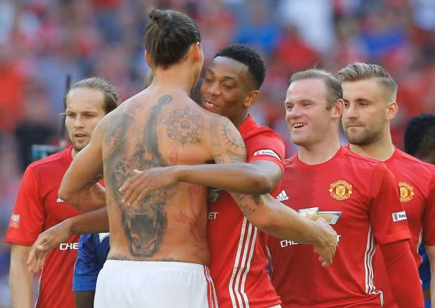 Ibrahimovic hành động “nghĩa hiệp” với Martial.