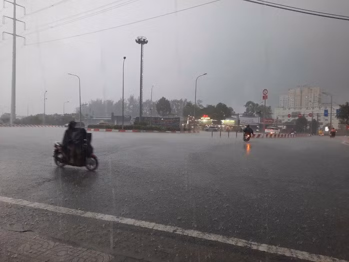 Đến hơn 16 giờ, nhiều nơi mưa to