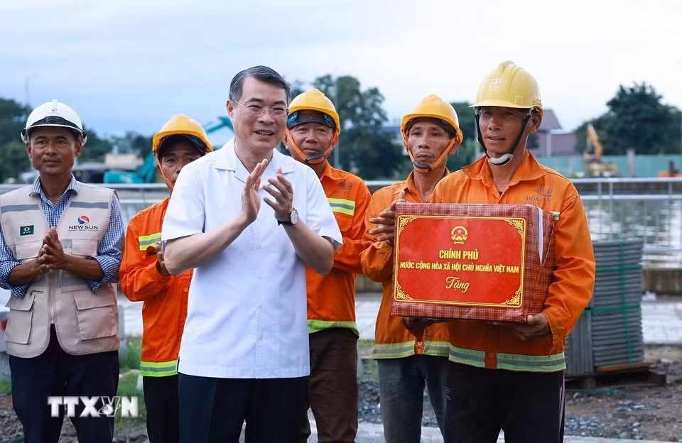 ttxvn-thu-tuong-kiem-tra-du-an-thuy-loi-trong-diem-cua-thanh-pho-ho-chi-minh5.jpg