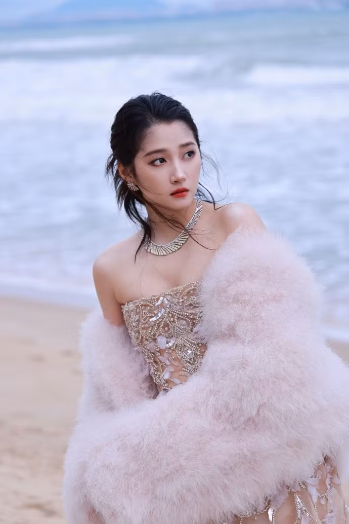elle-thinh-dien-2025-carpet-quan-hieu-dong.jpg