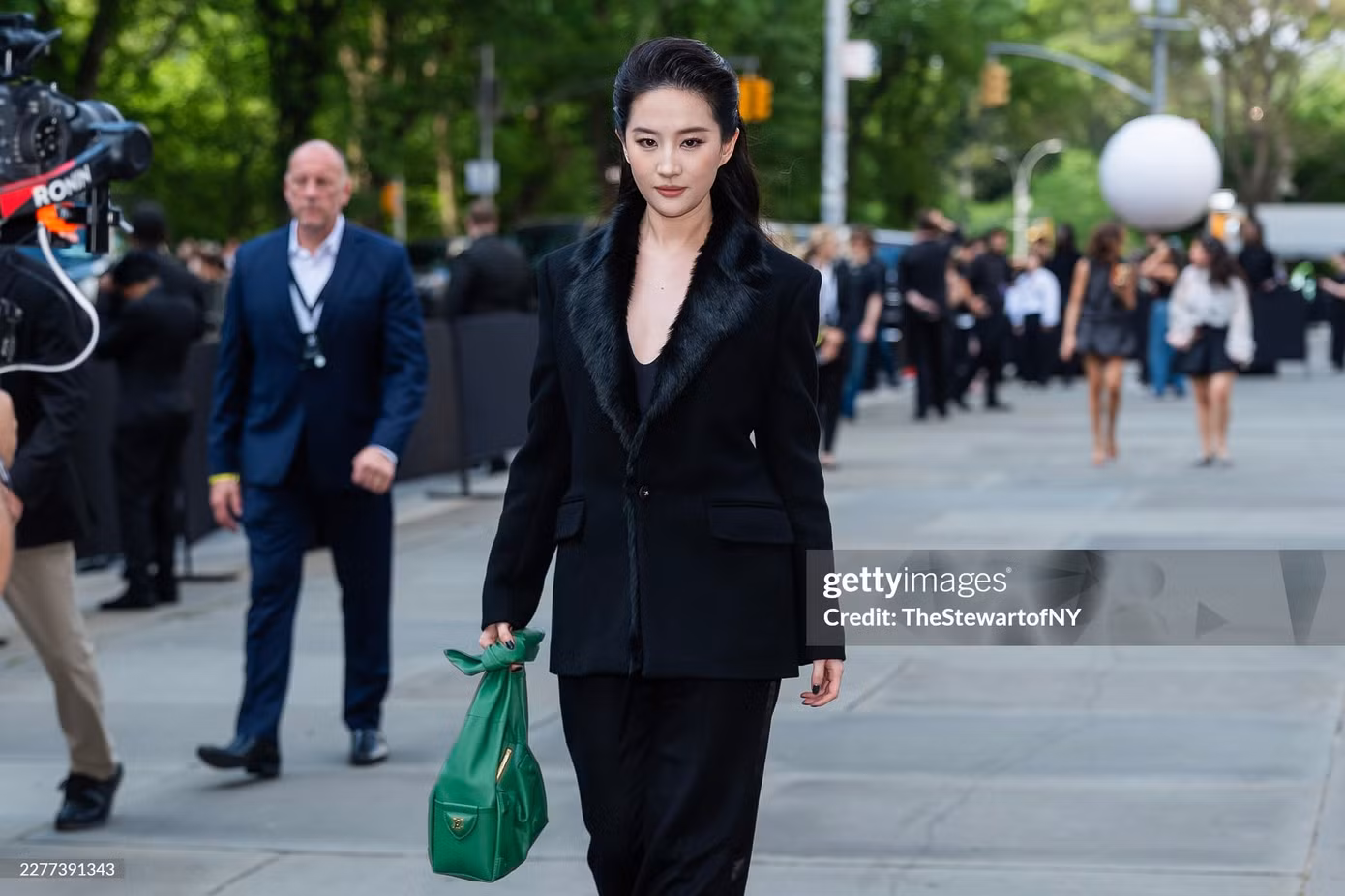 louis-vuitton-cruise-2027-210526-3.jpg