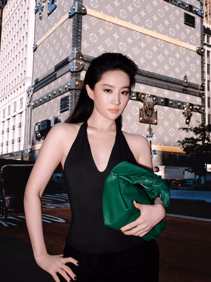 louis-vuitton-cruise-2027-210526-2.jpg